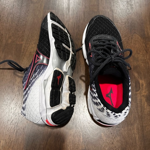Mizuno Women’s Black and White Running Shoes Size 10 - Picture 6 of 11